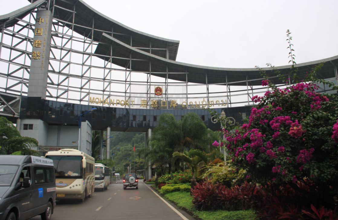 老挝国门(磨丁口岸)右下角为入境大厅