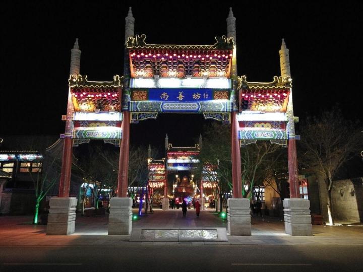 运河唐人街不夜城景点评级:aaaa 唐人街不夜城位于唐山市丰南区惠丰湖