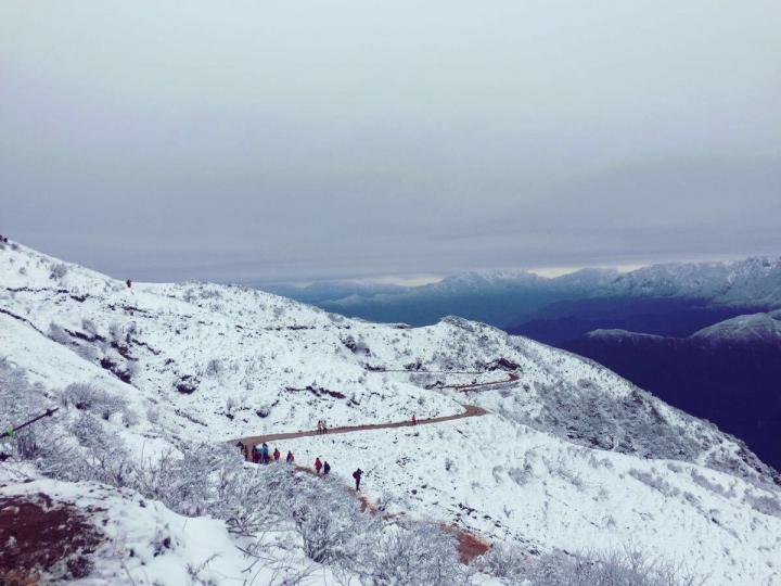 牛背山山顶上有很多当地人来的小木屋客栈星辰客栈还