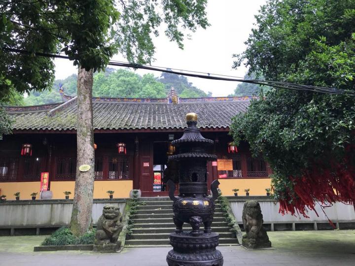 山腰处的白云观,是道家养生修行基地,据说王菲和李亚鹏曾经也来到这里