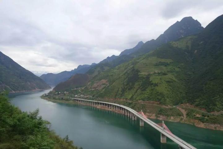 大渡河景点评级: 大渡河古称沫水,是岷江的最大支流,位于四川省中