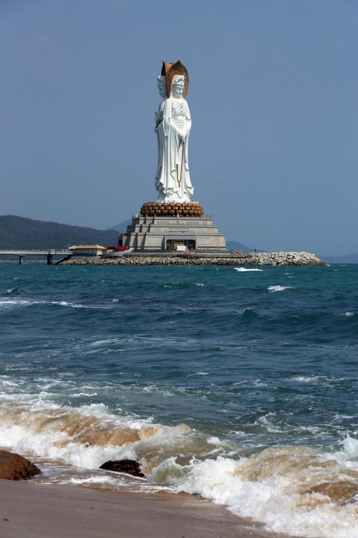 南山海上观音拥有108米世界上最高的三面观音像,景区很大,可游玩性