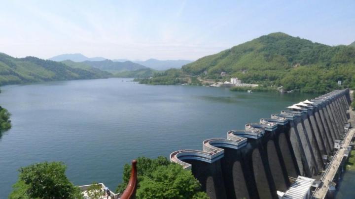 佛子岭水库坝址在安徽省霍山县城西南17公里处,漫水河